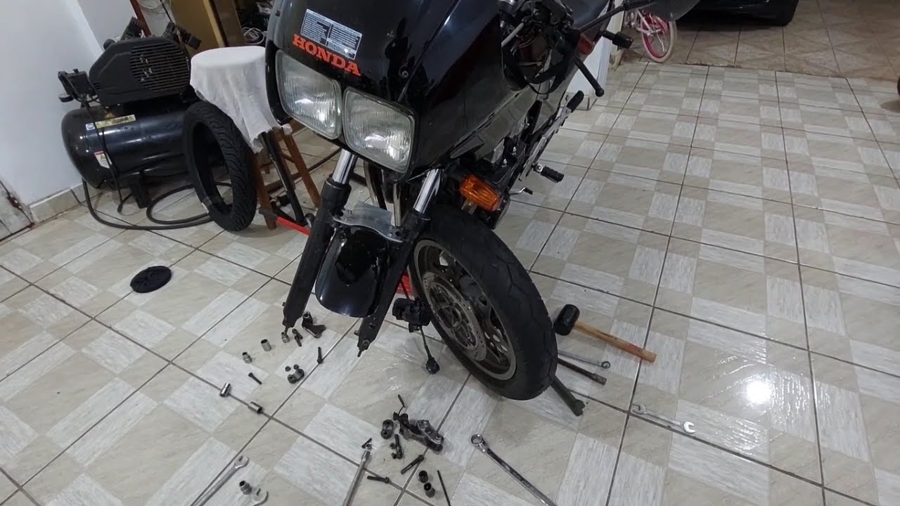 CBX750F 1986 A 7 GALO - DESMONTANDO A RODA PRA TROCA DE PNEU