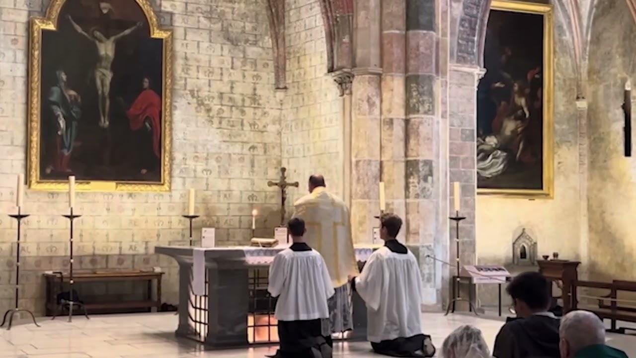 Panis Angelicus: Traditional Latin Mass at Tomb of St. Thomas Aquinas