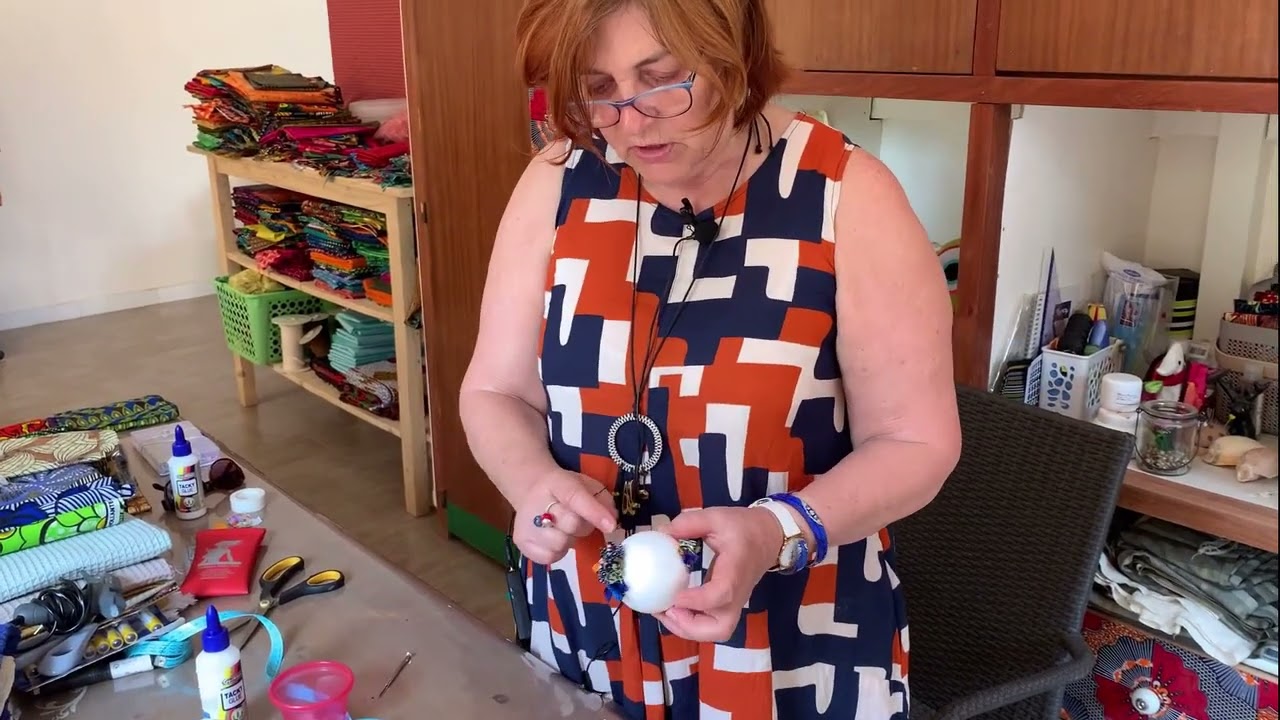 Faire une boule de Noël en chutes de tissu