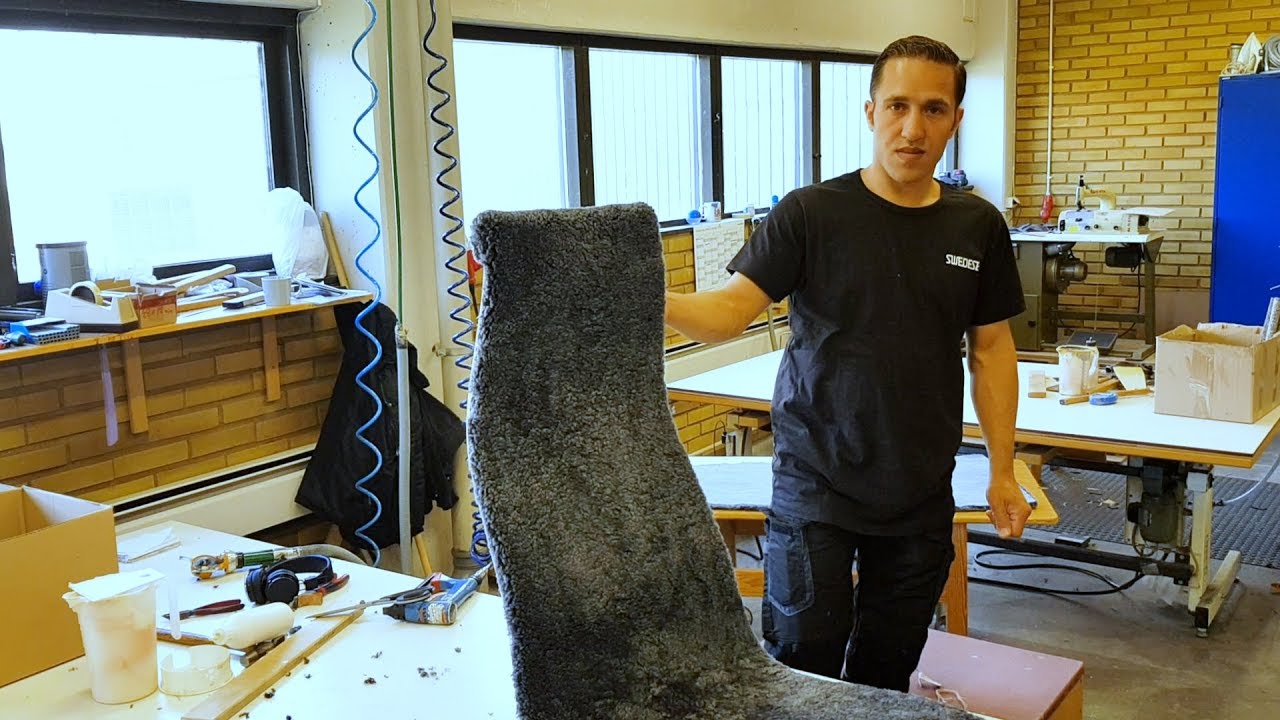 Tapetseraren från Syrien klär designklassiker i Vaggeryd