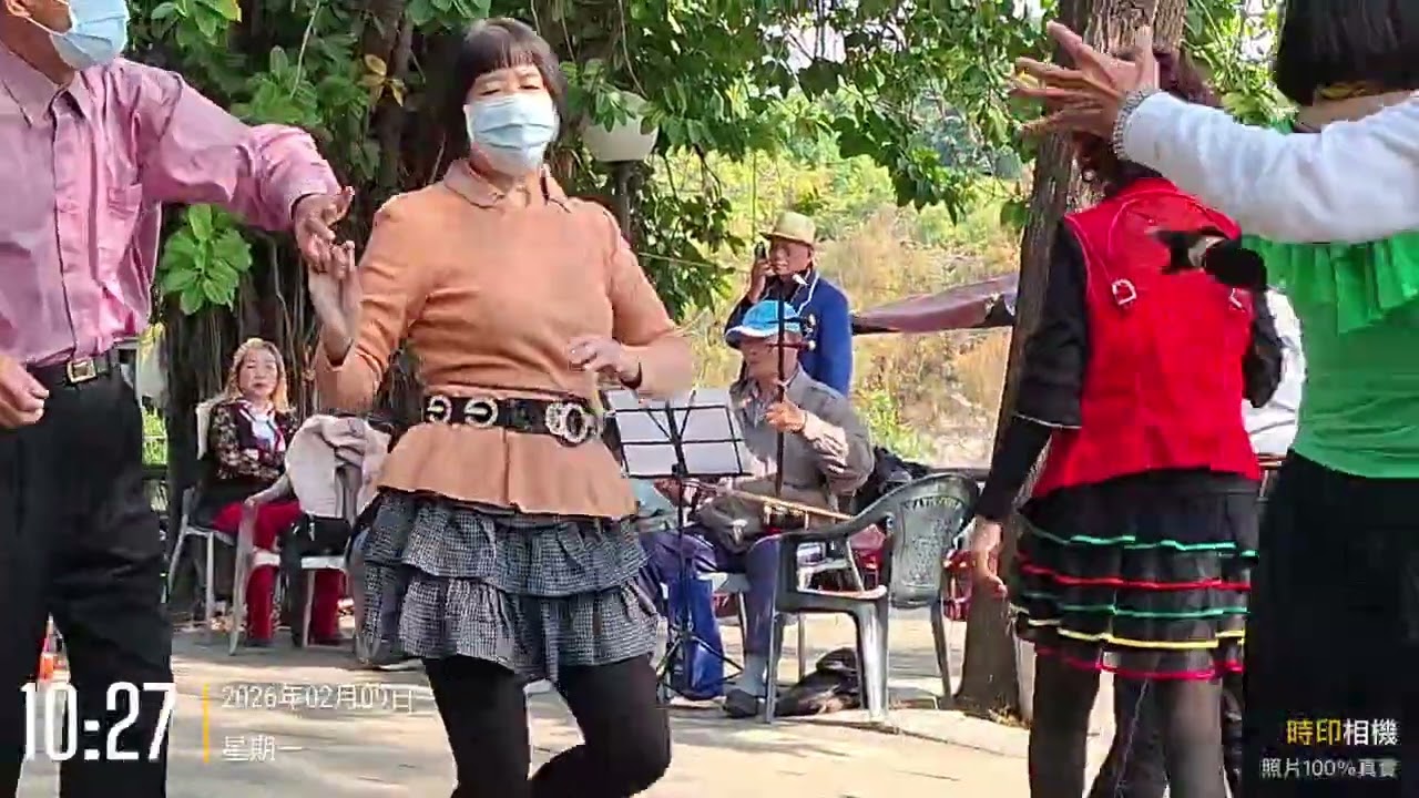 金獅湖廣場林先生唱歌跳舞