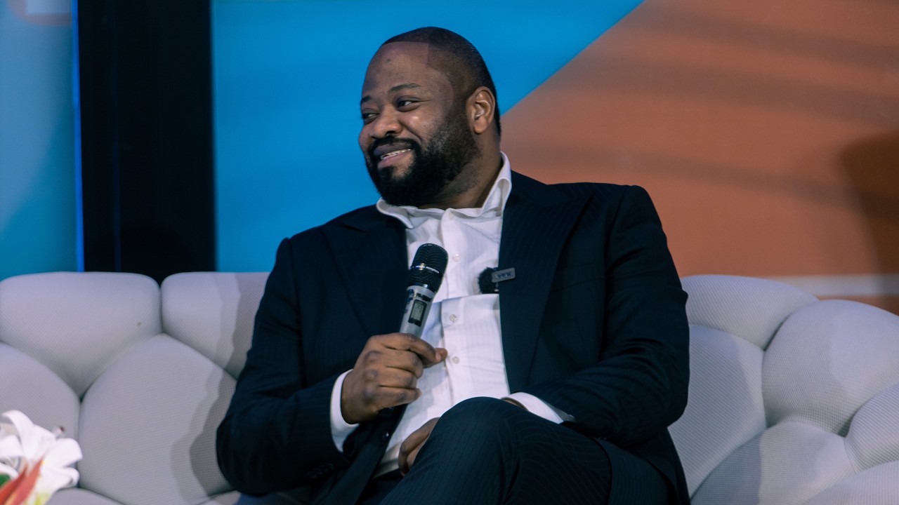 MOISE MBIYE EN ANGOLA | RENCONTRE IN&Eacute;DITE AVEC LES M&Eacute;DIAS 