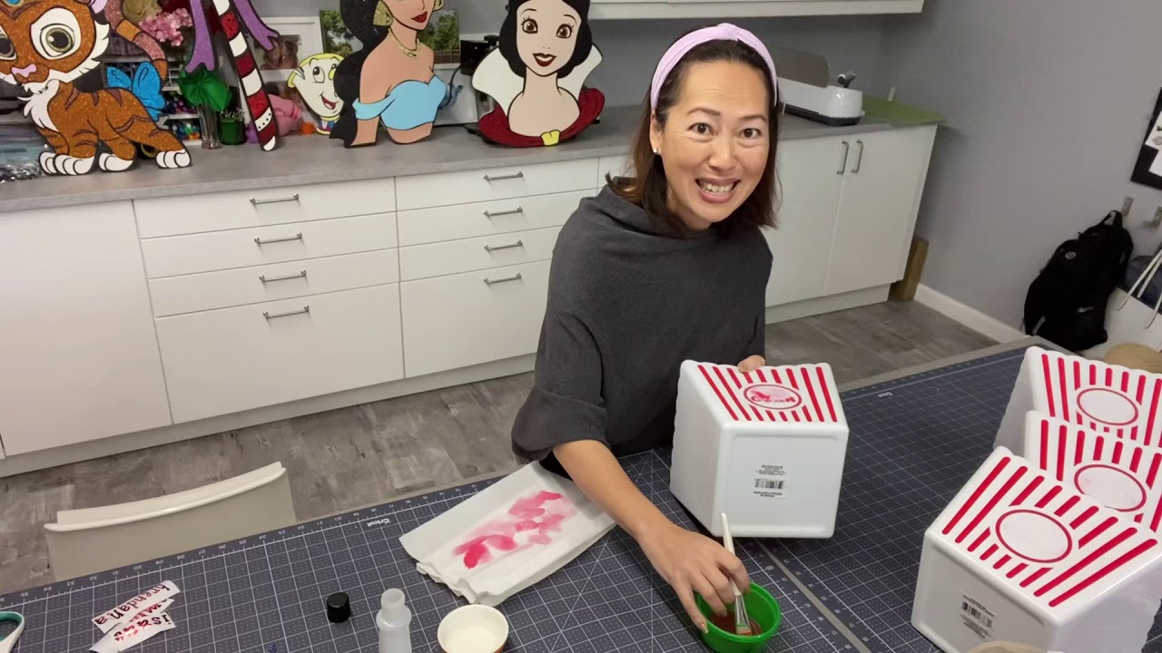 DIY PERSONALIZED POPCORN BUCKETS USING THE CRICUT