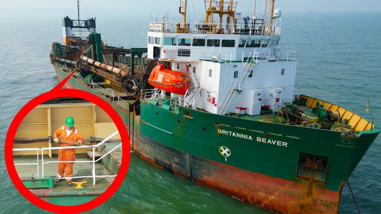 🌫🚢🌫 DREDGER IN THE FOG at sea 🌊 Crewmates maintain DREDGER Britannia Beaver whilst at ⚓ Shipspotting