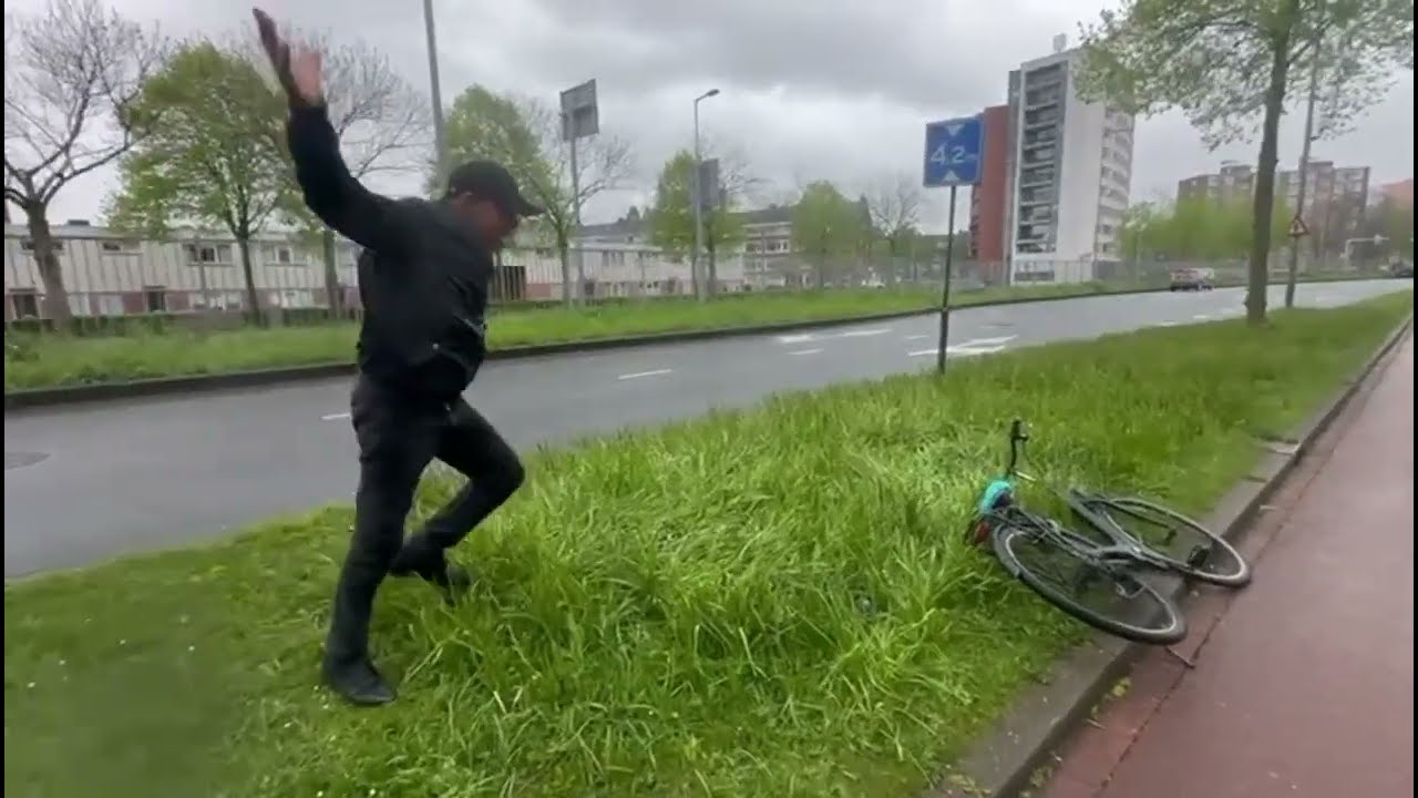 عمي حماد في روتردام. مشى لواحد الفيرما🐄 بالبيسكليت 🚴‍♂️( كلى طيحاا  واعرة🤣🤣)