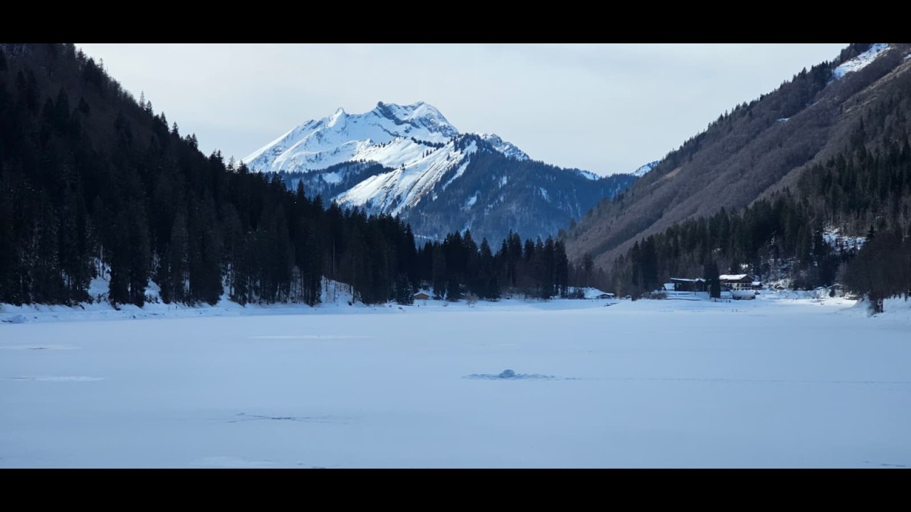 Lac de Montriond sous la glace et la neige, vu de la partie haute