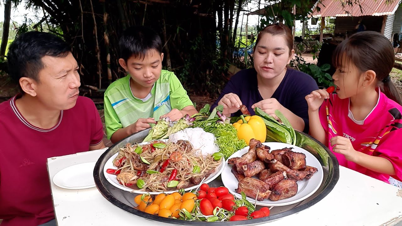 ซี่โครงหมูย่างกินคู่กับส้มตำใส่ปูนาดอง กำลังนั่งกินแซบๆฝนตกไล่เลยจ้า😄 17 กันยายน พ.ศ.2566