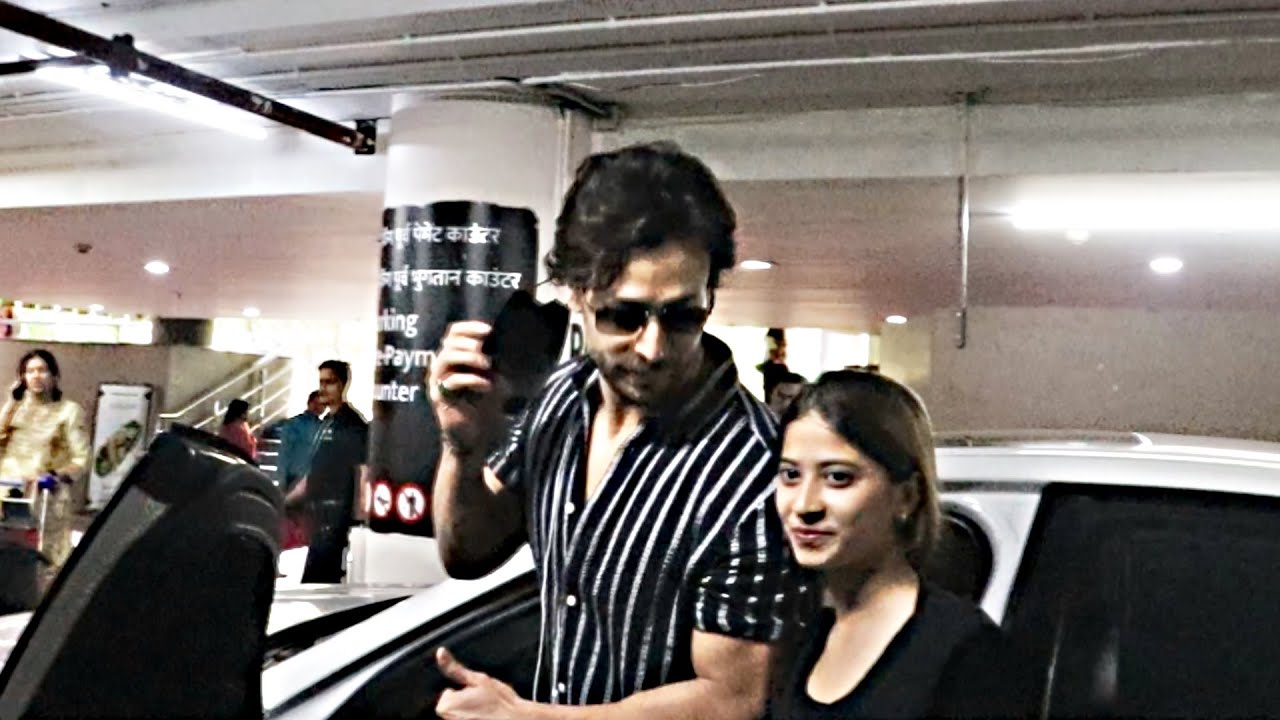 Tiger Shroff Apne Fans Se Milkar Huye Awkward, Spotted At Mumbai Airport