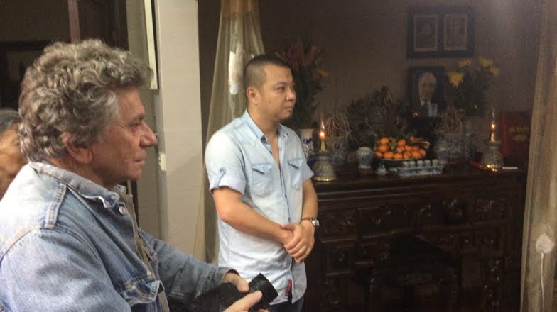 Patrick Chauvel dans la famille du photographe vietnamien, Mai Nam