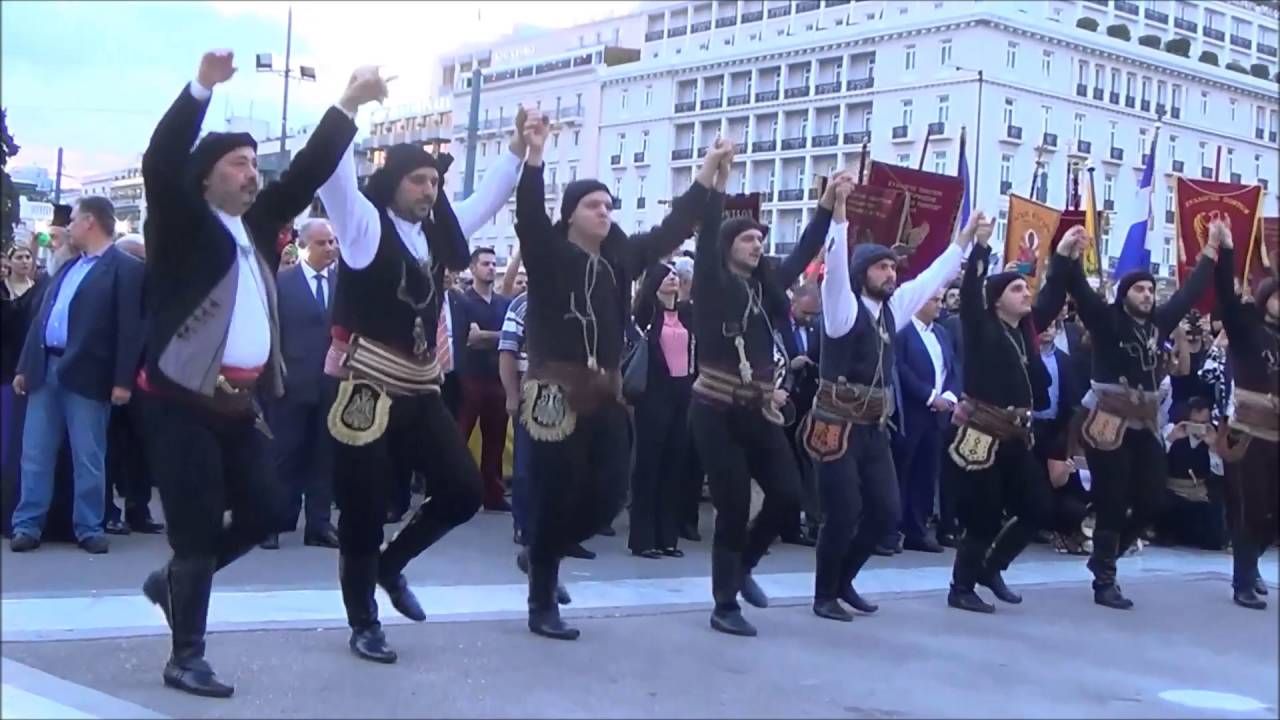 Πυρρίχιος από Πόντιους χορευτές μπροστά στο Μνημείο του Άγνωστου Στρατιώτη