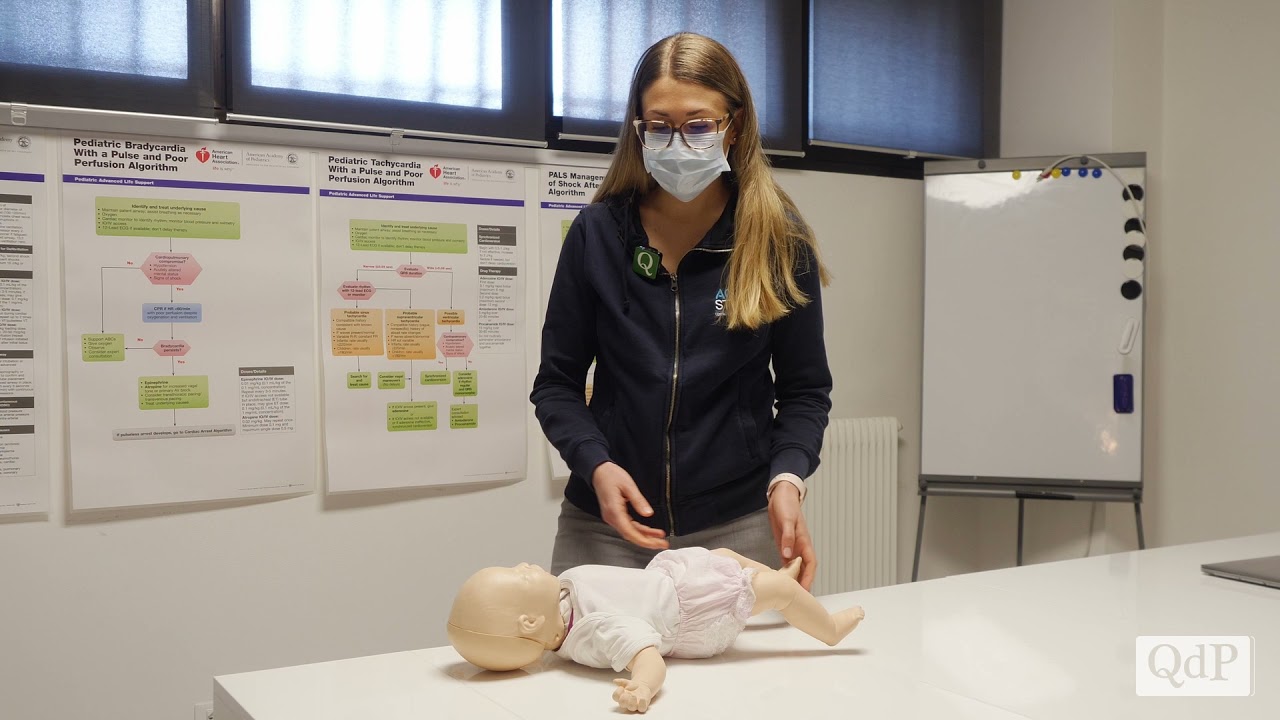 Come comportarsi nel caso di un arresto cardiaco a un lattante.
