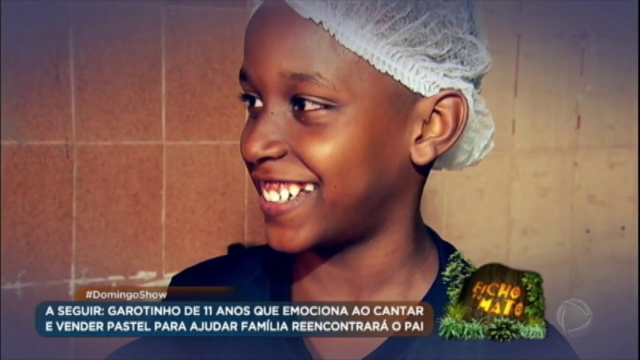 Conheça a história do menino cantor que vende pastel para ajudar nas contas de casa