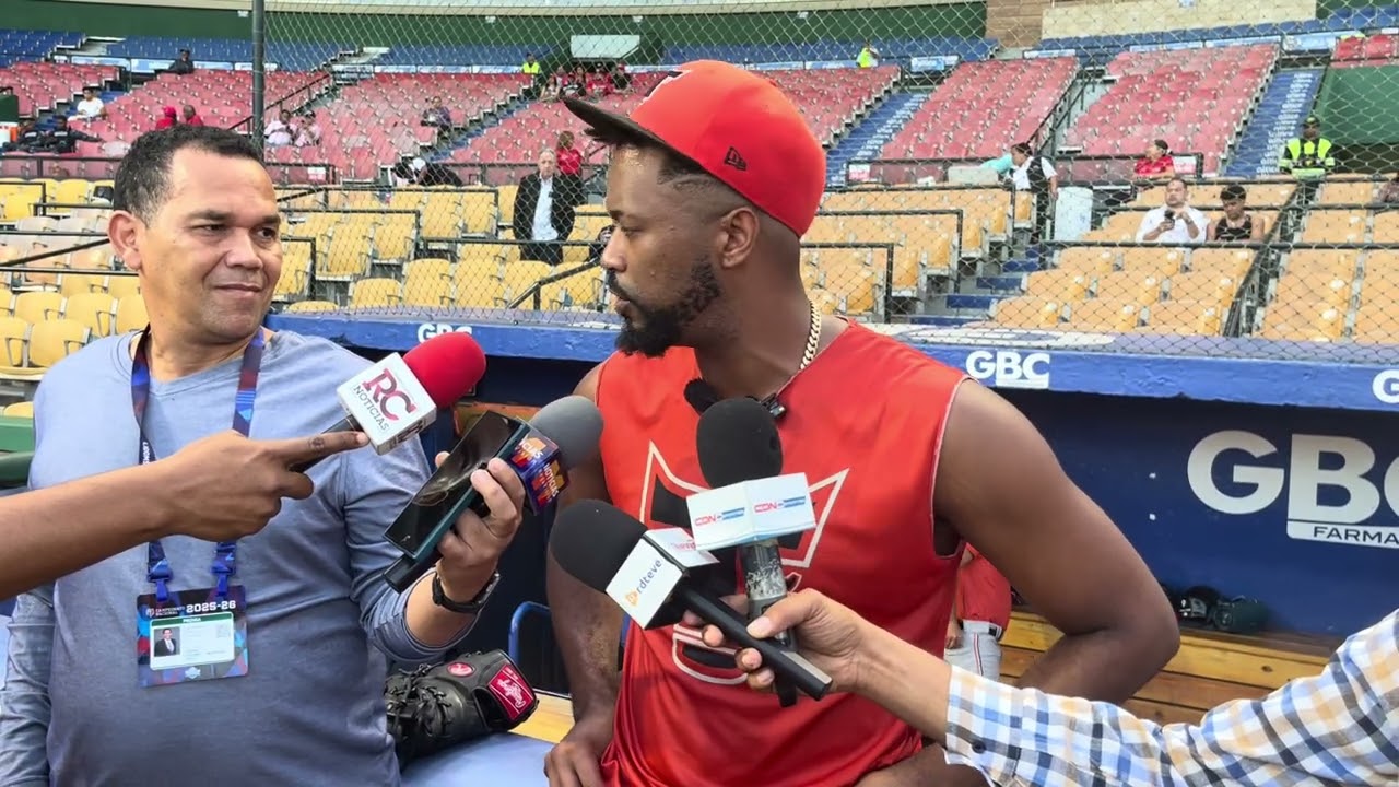 Eloy Jiménez habla para la prensa, previo al tercer partido de la final de Lidom. 