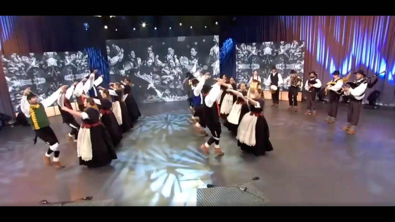 Centro Cultural A Ponte Vella en el programa Luar interpretando Muiñeira da Silva