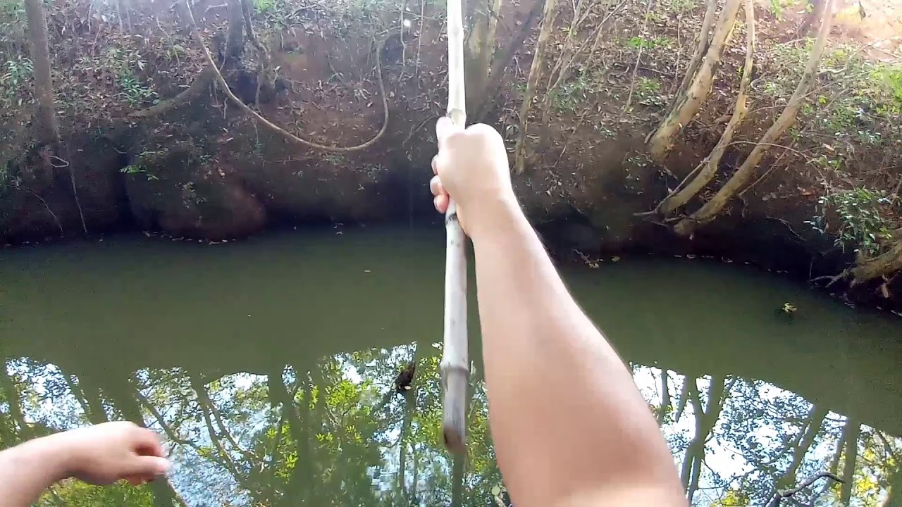 Pescaria Caipira com vara de bambu e minhoca