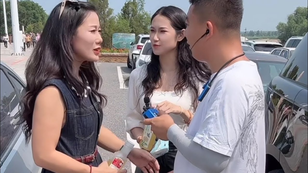 元帅户外搞笑与姐妹互动￼                               富姐和妹妹之争