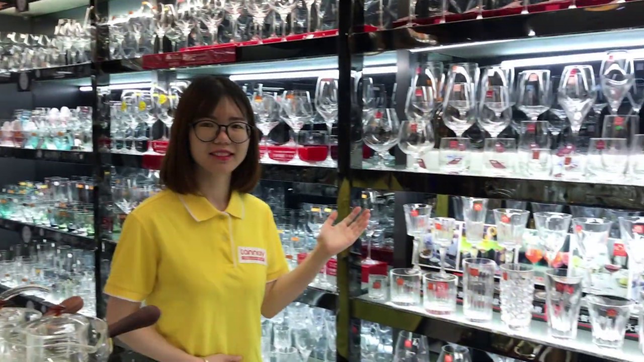 A guide visit to Hotel supplies market in Guangzhou China