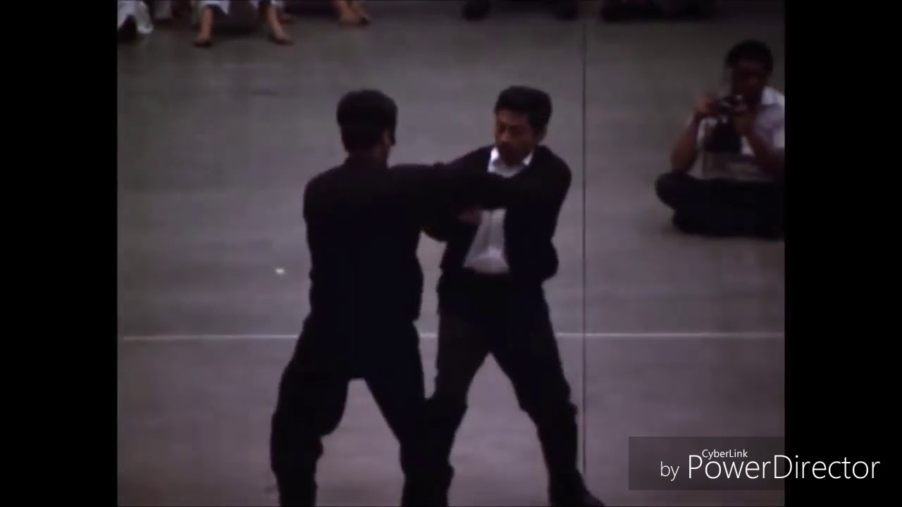 Bruce Lee demonstrando Chi Sao com os olhos vendados!