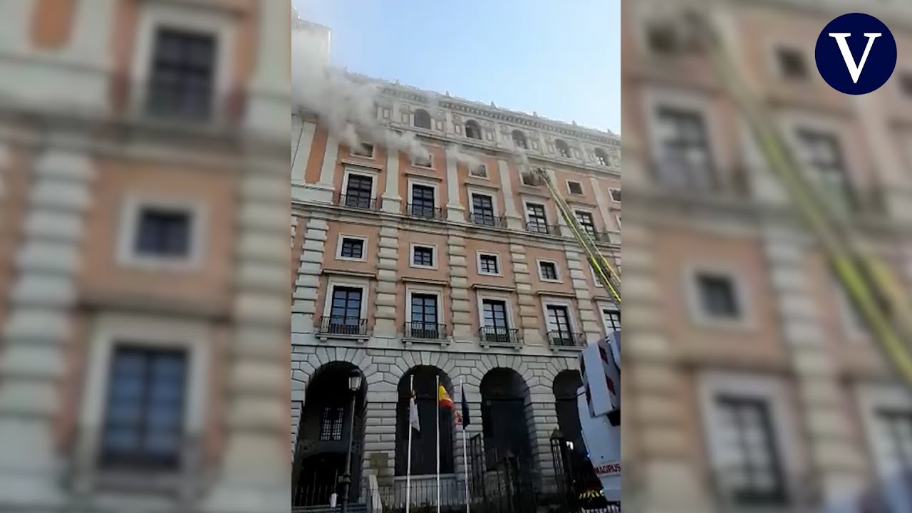 Los bomberos apagan un llamativo incendio en el Alcázar de Toledo antes de que provoque daños