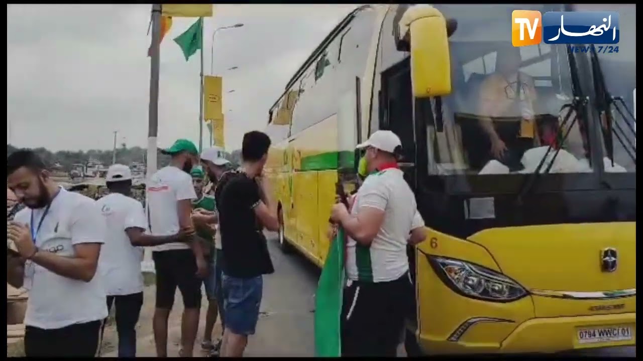 أنصار المنتخب الوطني في طريقهم لملعب السلام ببواكي..مربوحة إن شاء الله