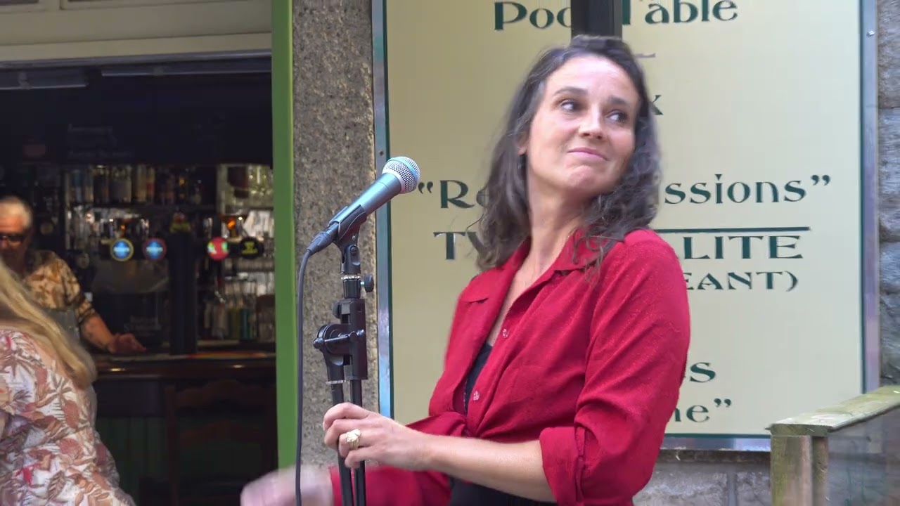 CHANTEUSE DE RUE. Mi titi, mi diva, mi gouaillouse, mi enchanteresse. Jolie Môme