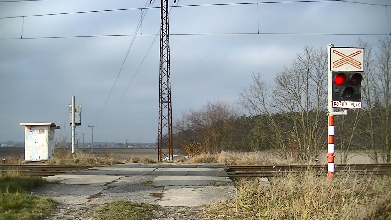 Spoorwegovergang Láb (SK) // Railroad crossing // Železničné priecestie