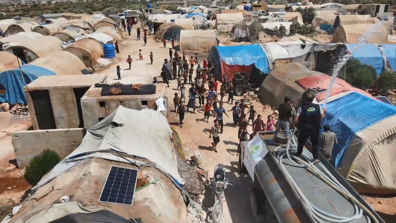 كيف يواجه النازحون في الشمال السوري موجة الحر الشديد