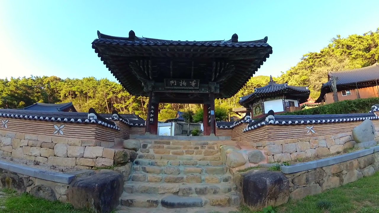 Walk around Buddhist Monastery, Yak-sa-sa, Mudeungsan National Park, Gwangju, South Korea, Fall 2021