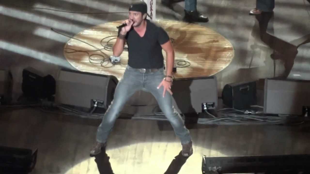 Luke Bryan Country Girl (shake it for me) Live at the Grand Ole Oprey