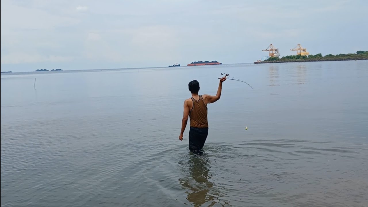 MANCING DI PANTAI BOHAY PROBOLINGGO UMPAN CACING DAPAT IKAN BARAKUDA