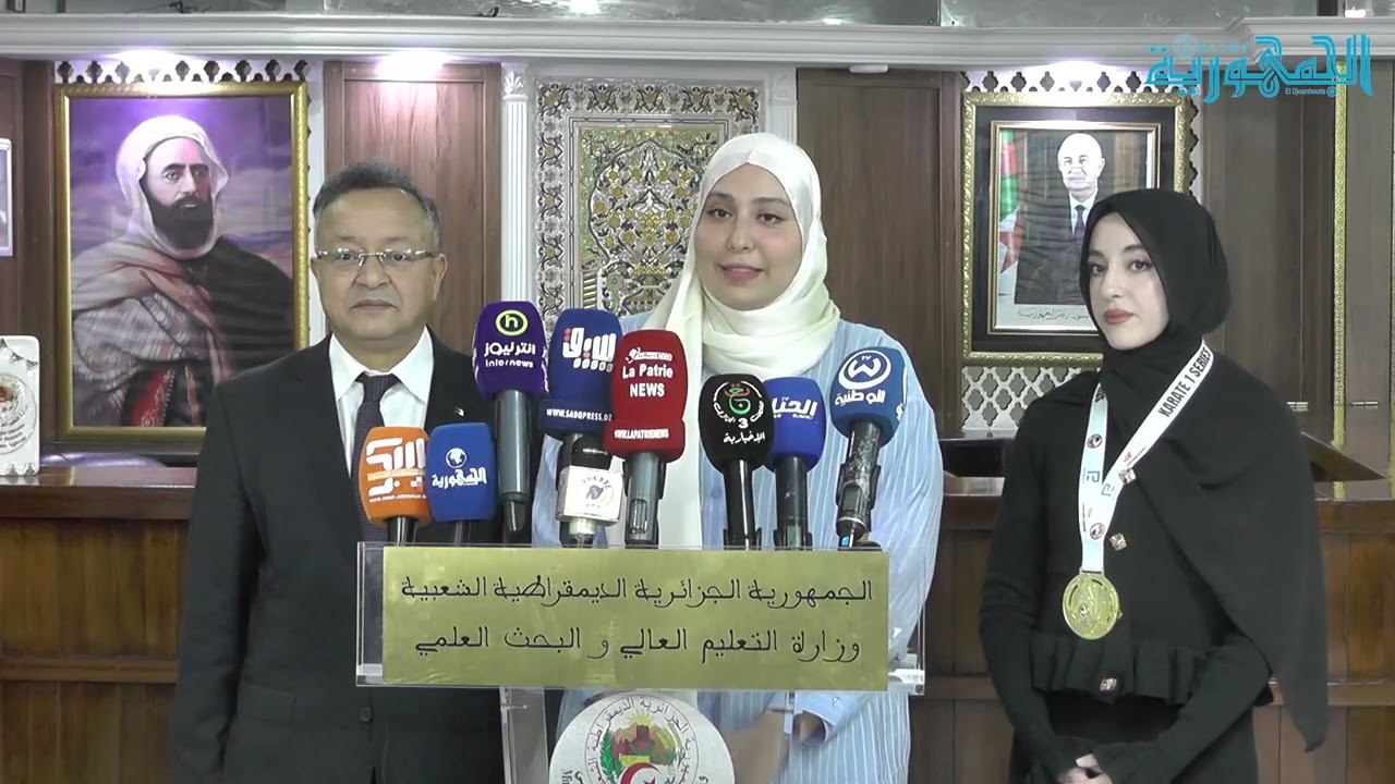 وزير التعليم العالي والبحث العلمي يسدي وسام استحقاق الوزارة للطالبتين هبة لعمارة وريان سكور