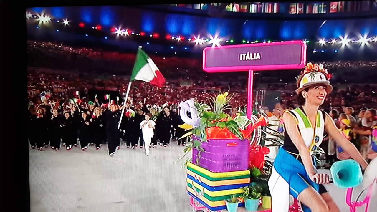 Olimpiadi Rio 2016 -Sfilata ITALIA ....  Porta bandiera Federica Pellegrini