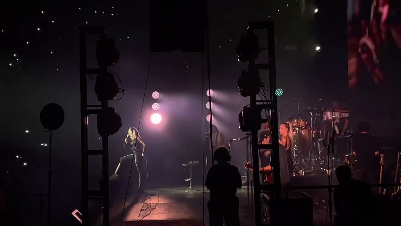 Miley Cyrus - Wrecking Ball / Party in the USA [En vivo desde Bogotá]