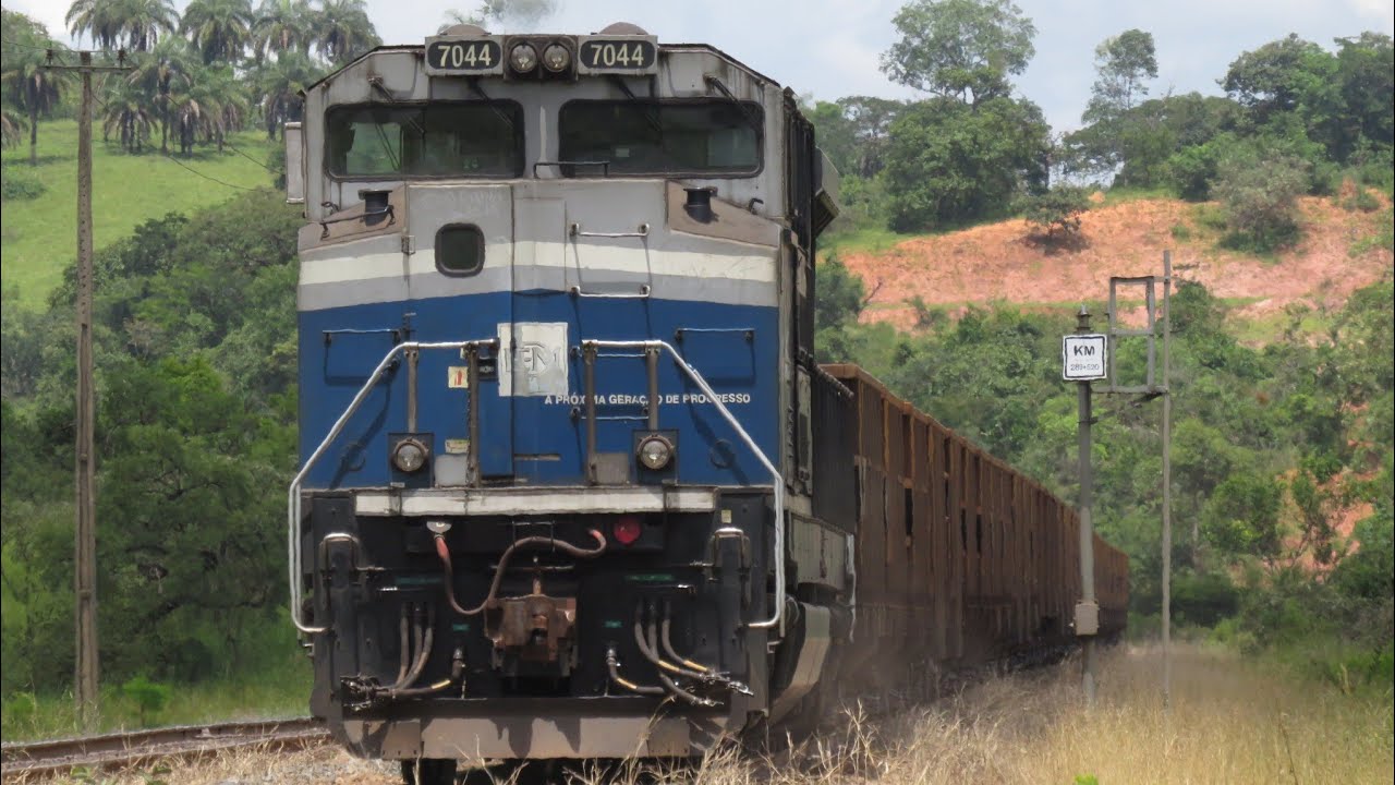 Locomotivas GE AC44i e EMD SD70ACe , acelerando forte na Ferrovia do Aço