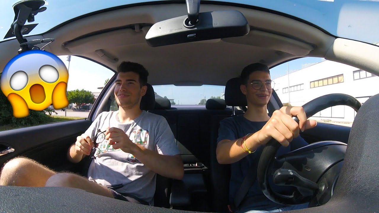 MIO FRATELLO IN MACCHINA PER LA PRIMA VOLTA