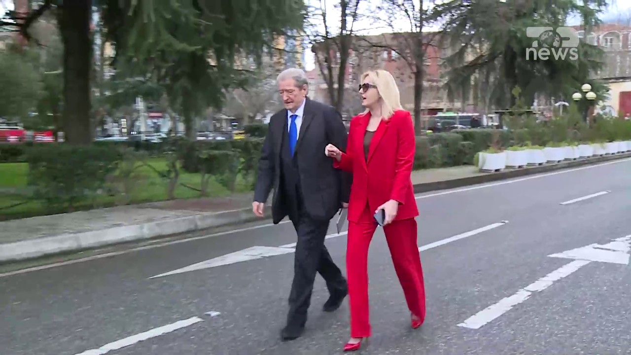 Parada e deputetëve/ Veshur me të kuqe/ Ja kush e shoqëroi Berishën drejt sallës së Kuvendit