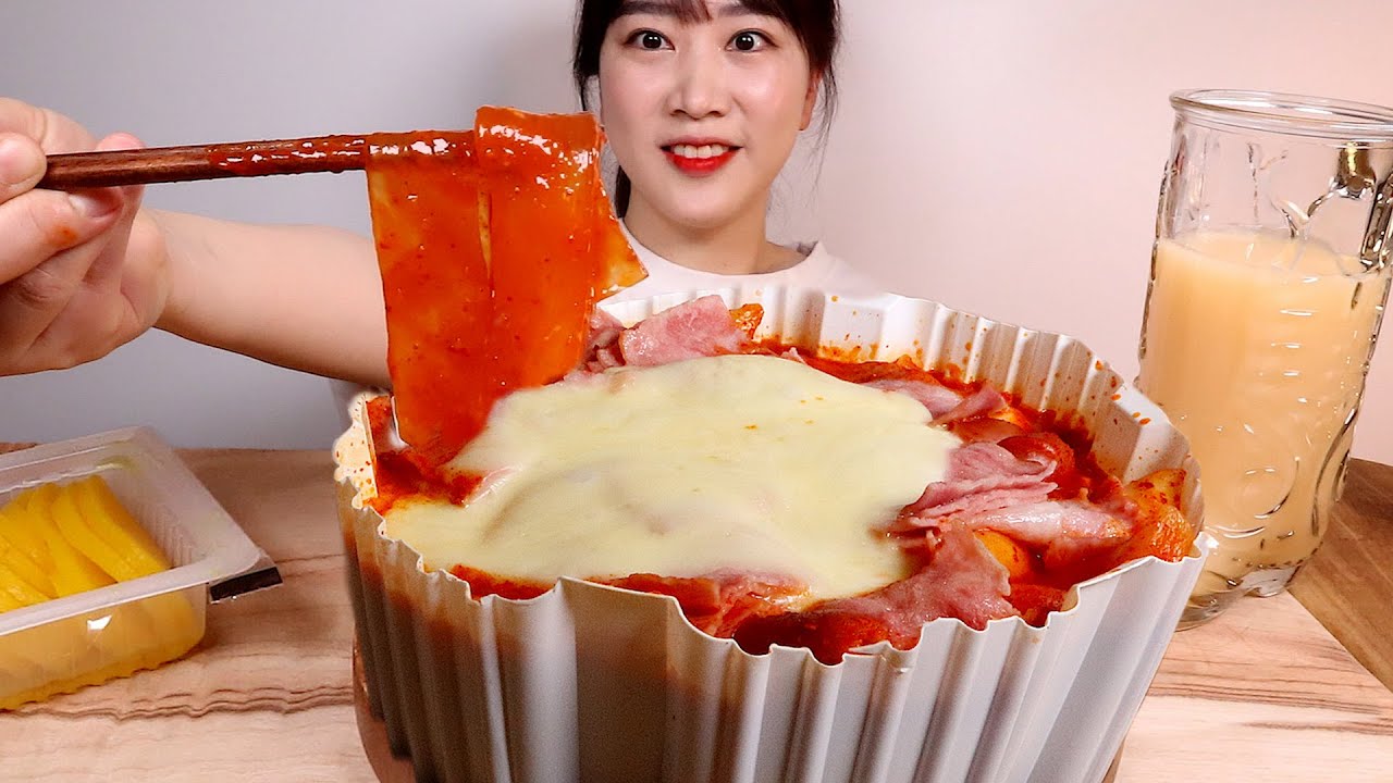 너무 졸린데🔥엽떡🔥은 먹고싶어...🥱🤤 숟가락으로 퍼먹는 엽떡 매운맛 먹방 원조맛집 여기에요~!🤭 베이컨,메추리알,넓은당면 추가! SPICY TTEOKBOKKI MUKBANG
