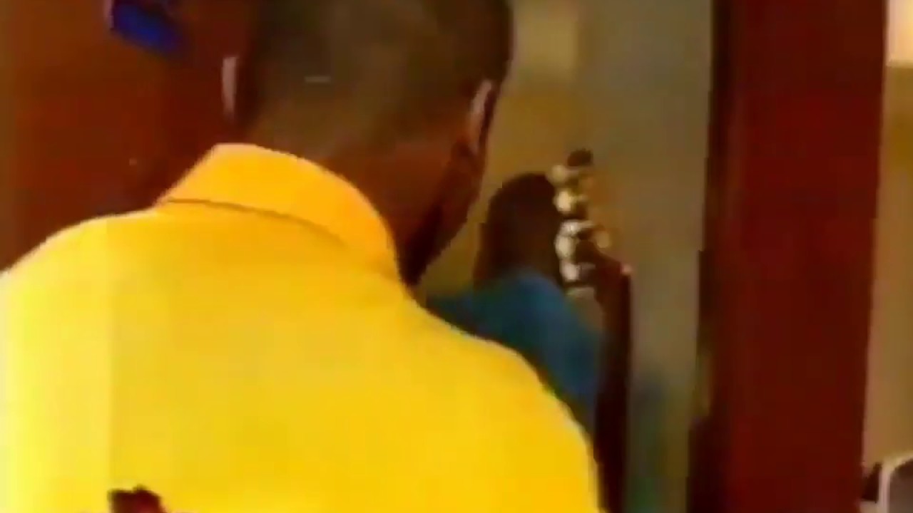Leandro sendo acordado por Alexandre Pires no Domingo Legal