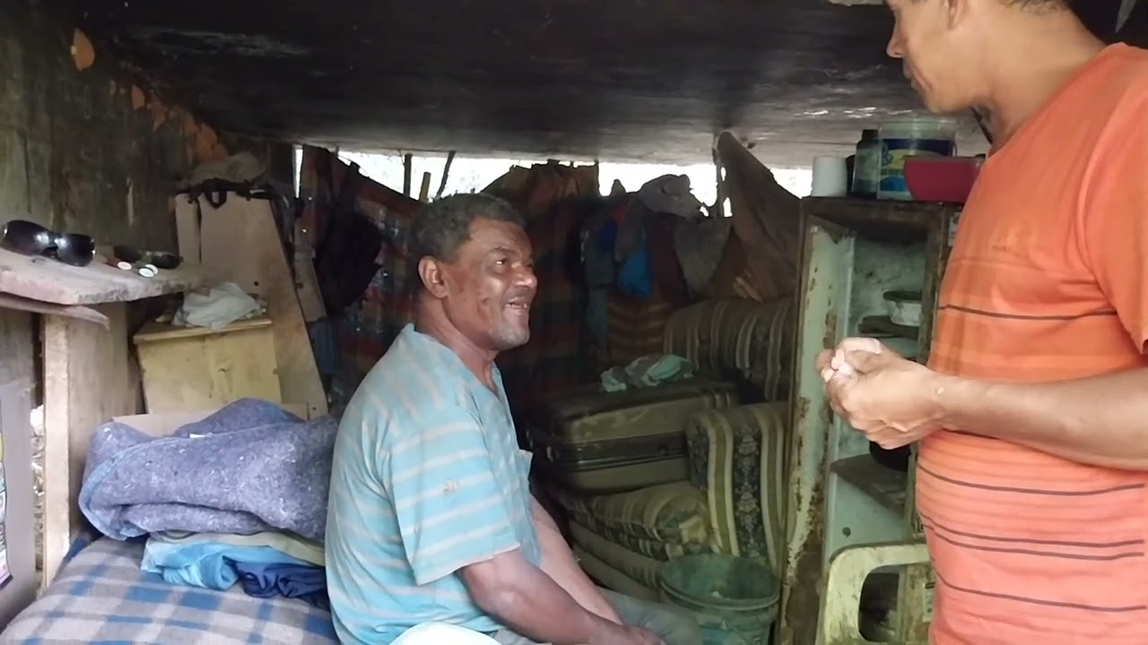 HOMEM QUE MORA DEBAIXO DA PONTE  ME PEDIU  RADINHO ,FOMOS LEVA PRA ELE E TBM  ROUPAS