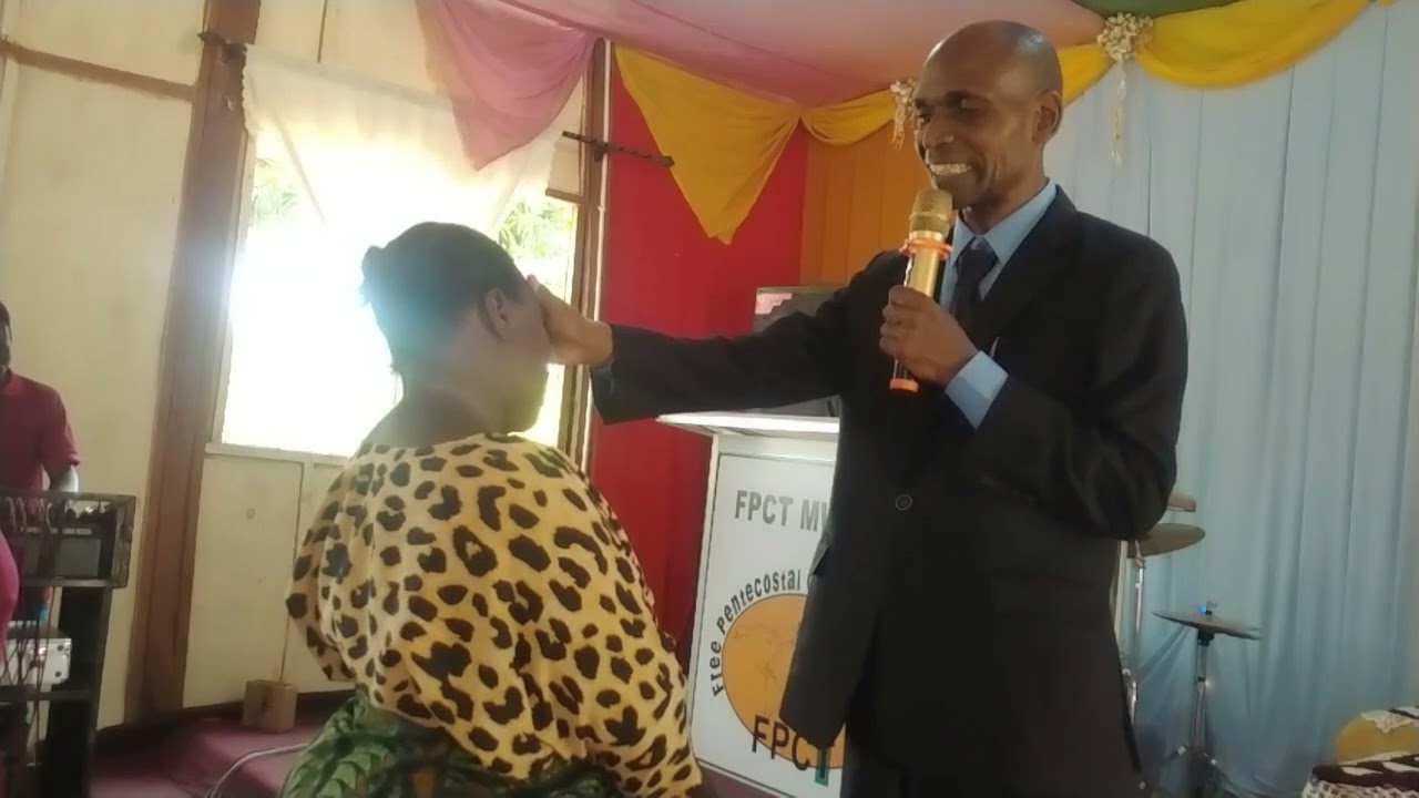 MCHUNGAJI ROY RUBEN MDUMA AKIACHILIA MAOMBI KWENYE IBADA YA JUMAPILI 15, FEBRUARY 2026