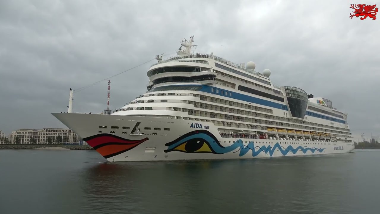 13.04.2025 Warnemünde: Das Kreuzfahrtschiff AIDAmar beim Auslaufen aus dem Seekanal um 17:30 Uhr.