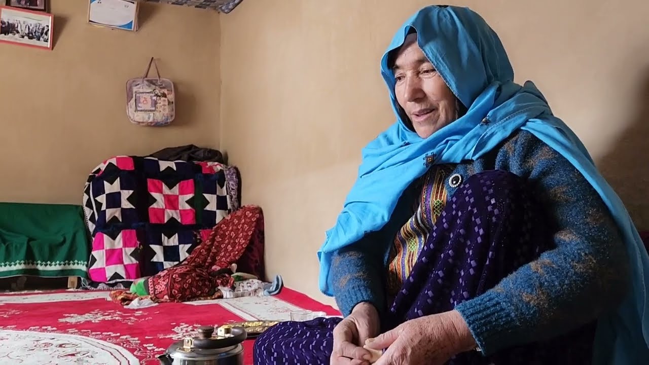 مادر مهربان برای نواسه جدید خود لباس بُرد🥰