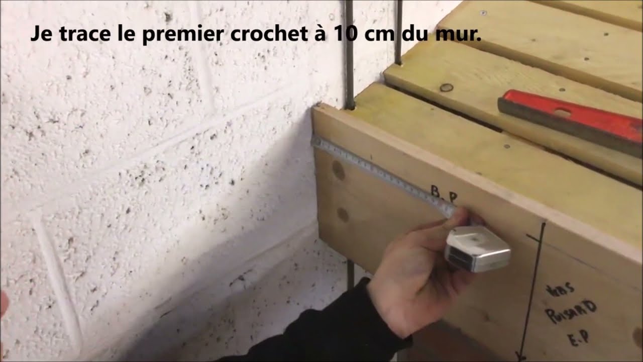 Pose des crochets de gouttiere
