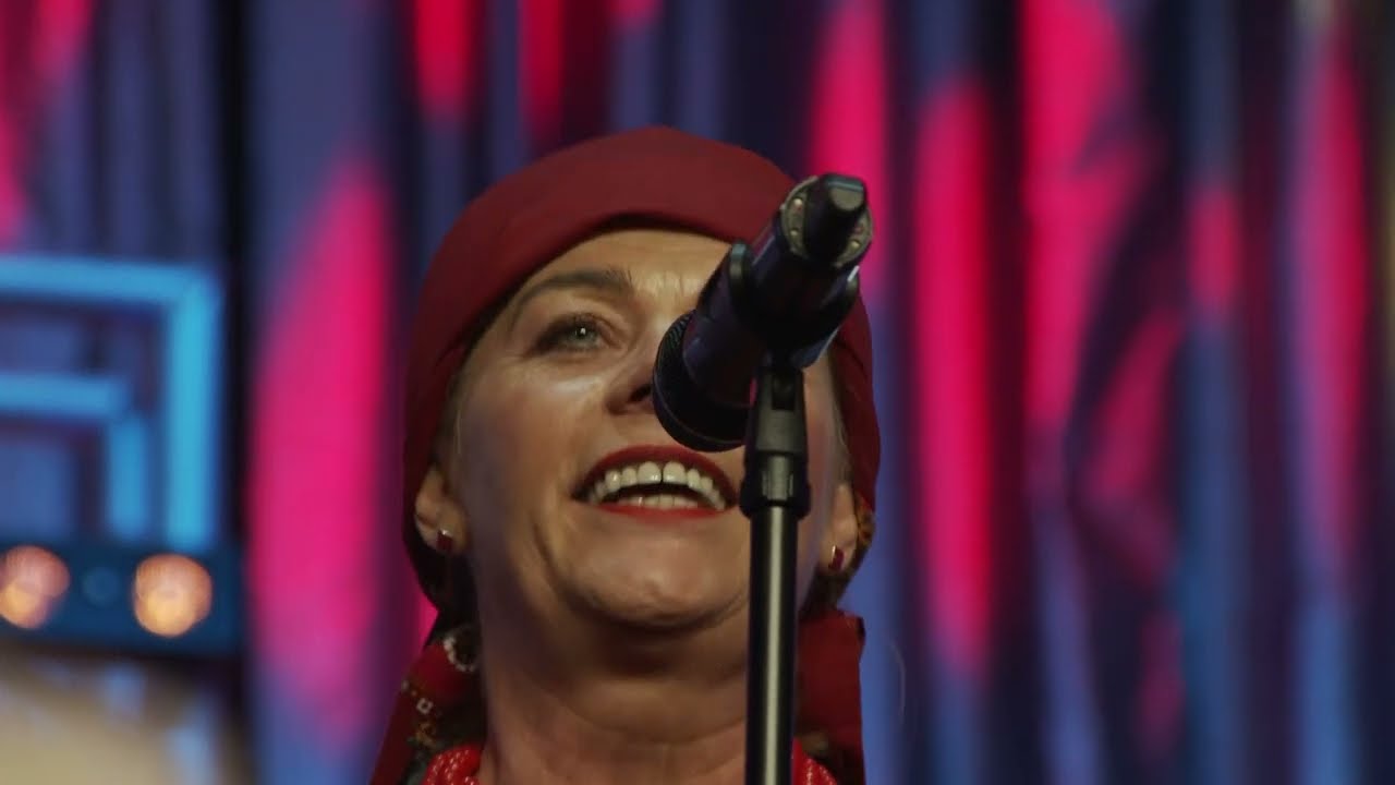 ZESPÓŁ ŚPIEWACZY “KAROLINKI” - Sowa na gaju siada