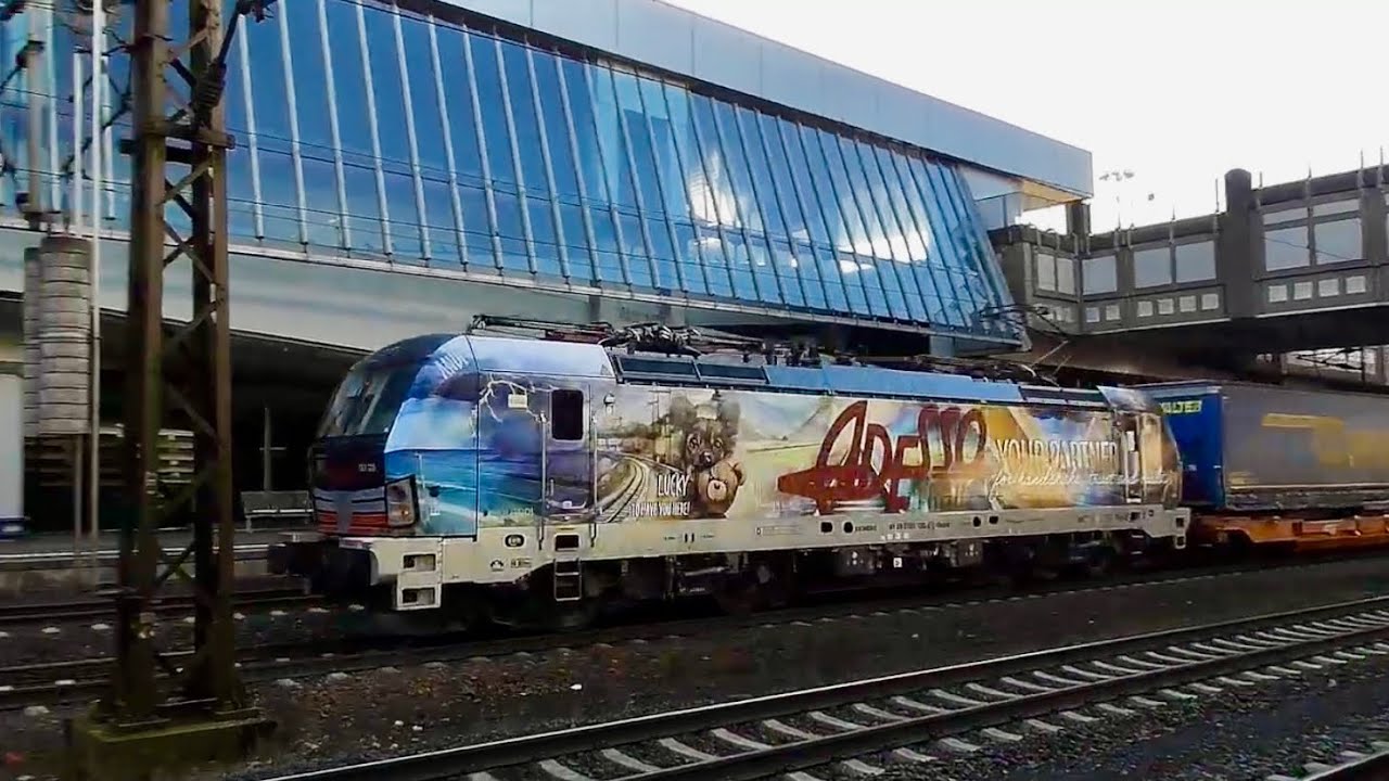 Schöne Lok am Güterzug fährt durch den Bahnhof Kassel - Wilhelmshöhe
