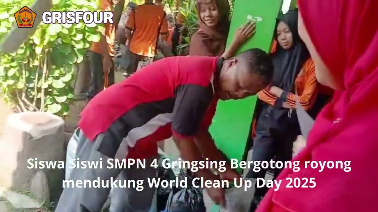 Siswa siswi Bergotong royong mendukung World Clean Up Day 2025