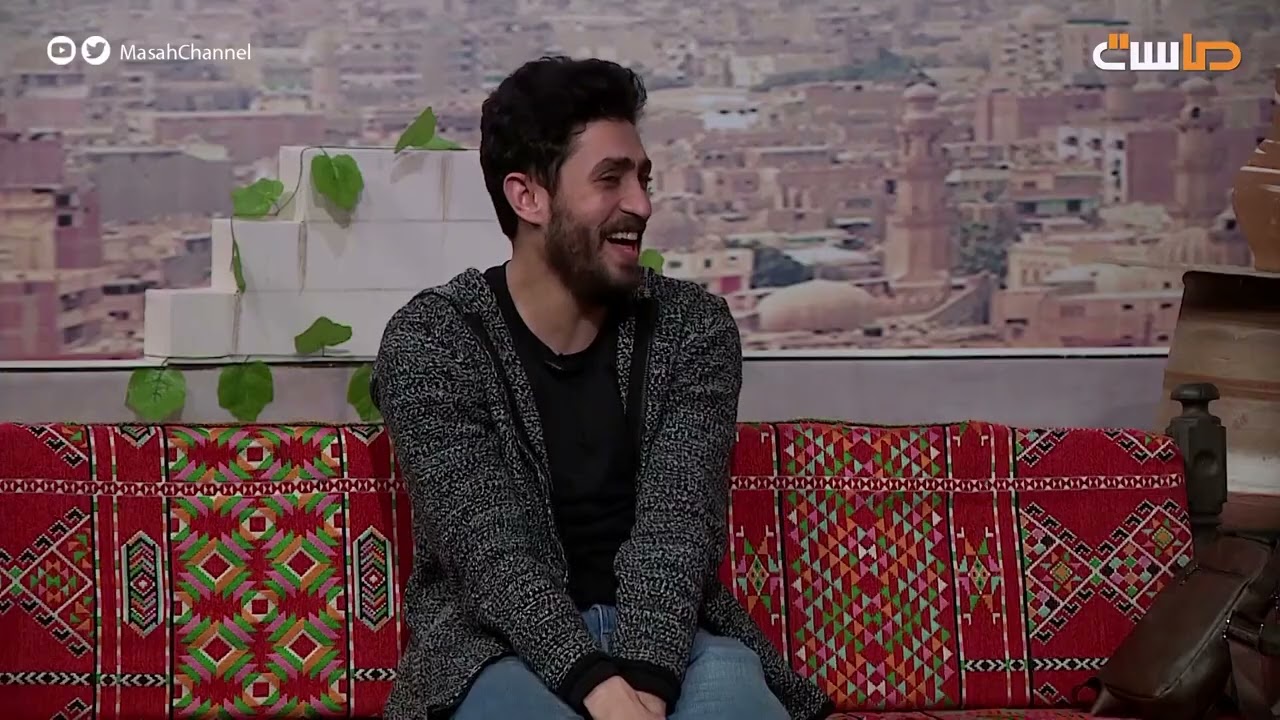 رد فعل مضحك من الضيف على صوت النقيب 😂 وهوشة بين الثنائي 😎