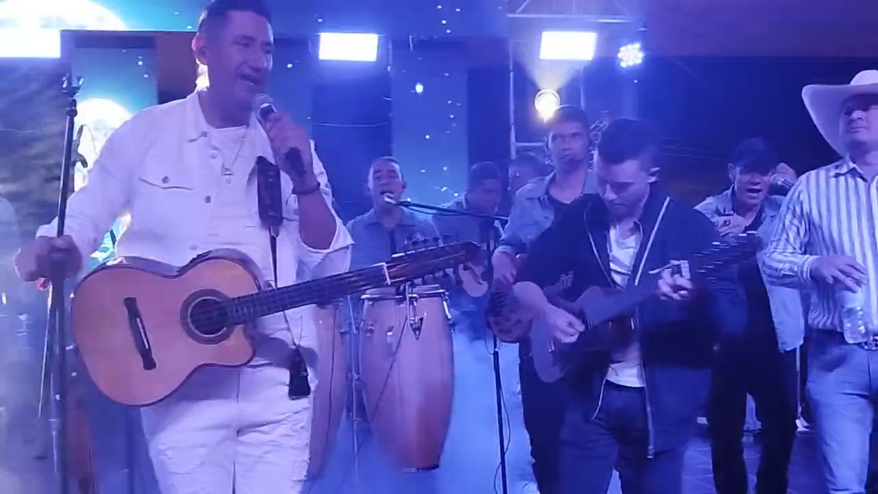 Muero llorando (tocando junto al Heredero)