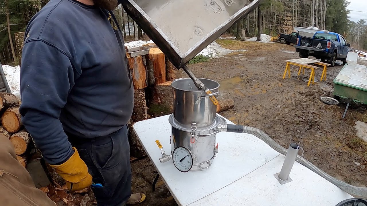 Finishing and vacuum filtering maple syrup
