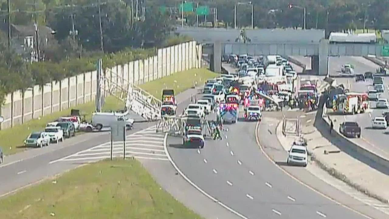 Truck hits I-10 sign, crashes onto roadway